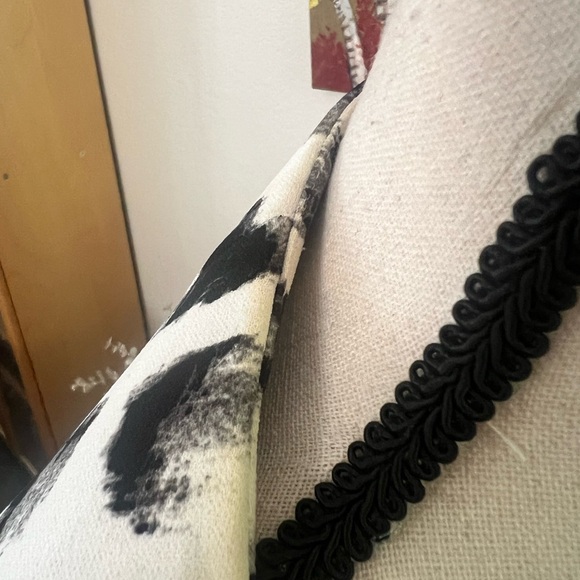 Kasper - b&w large modern check design long blazer - Picture 9 of 11